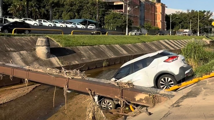 Idoso perde controle do carro e cai no córrego em Valinhos (SP)
