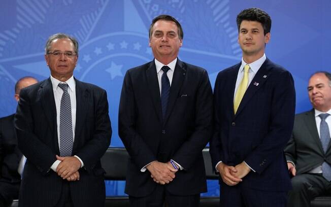 Paulo Guedes, Jair Bolsonaro e Gustavo Montezano em posse do terceiro como presidente do BNDES