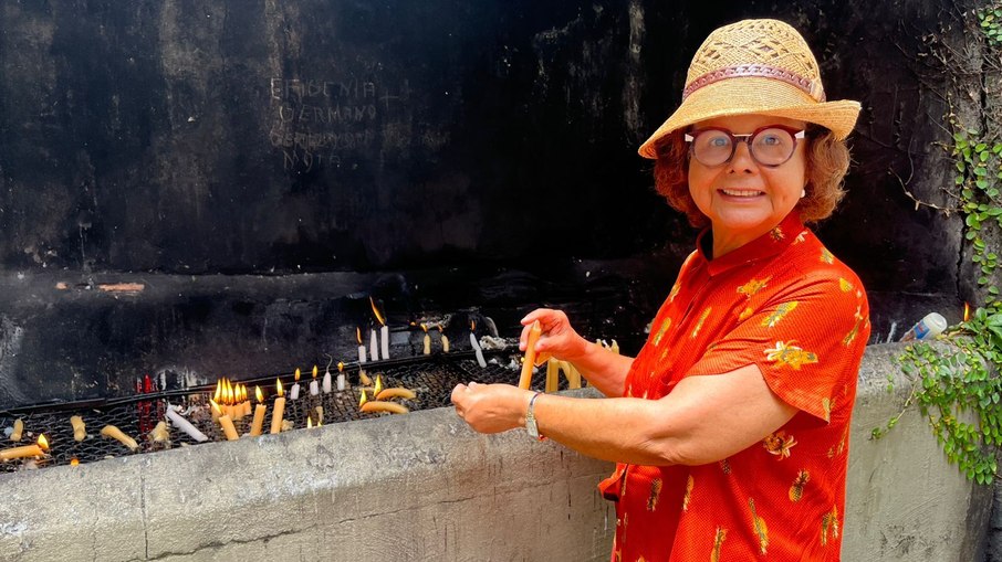Helen Albuquerque, 70 anos, atravessa a cidade para acender uma vela e fazer pedidos de saúde e paz durante a tradicional Benção dos Capuchinhos, mantendo a devoção que cultiva há décadas.