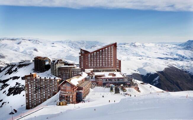Valle Nevado, principal resort de esqui da América Latina, oferecendo acesso à maior quantidade de pistas de neve