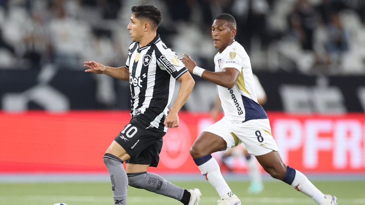 Sob os olhares de Carlo Ancelotti, Botafogo vence LDU no Nilton Santos Sob os olhares de Carlo Ancelotti, Botafogo vence LDU no Nilton Santos