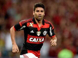 Eduardo da Silva admite que tocou a mão na bola, e Deola dispara contra árbitro