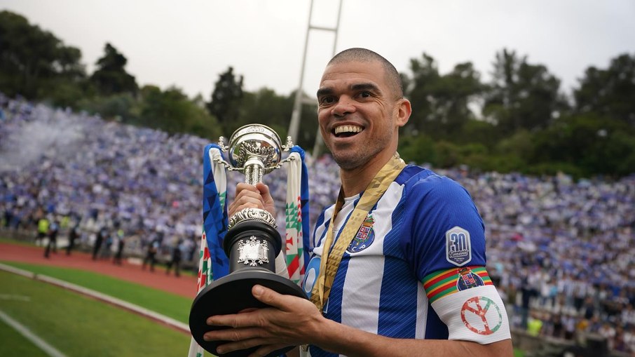 Nascido no Brasil, o zagueiro Pepe empilhou taças no futebol europeu