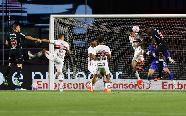 Artur vibra logo após fazer o gol que garantiu a vitória do São Paulo sobre o Vasco