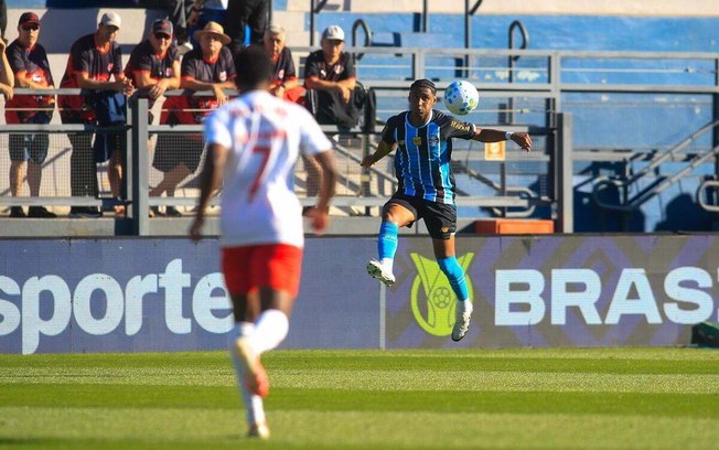 Jogo truncado e polêmico nos 90 minutos termina com derrota gremista em Bragança Paulista Jogo truncado e polêmico nos 90 minutos termina com derrota gremista em Bragança Paulista