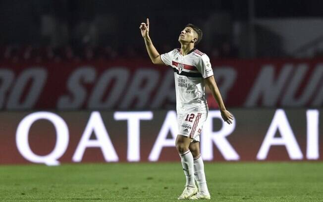 Após ser alvo do futebol japonês, Vitor Bueno tem futuro incerto no São Paulo