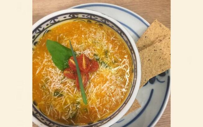 Foto da receita Sopa de quinoa com tomate assado pronta.