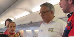 Ministro da Saúde e médico, Padilha socorre passageira em voo