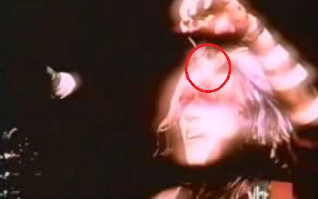 Donita Sparks, da banda de rock L7, atirou um absorvente interno contra o público