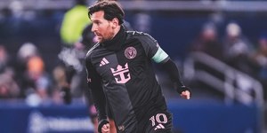 Messi é provocado com camisa de CR7 e rebate torcedor; assista