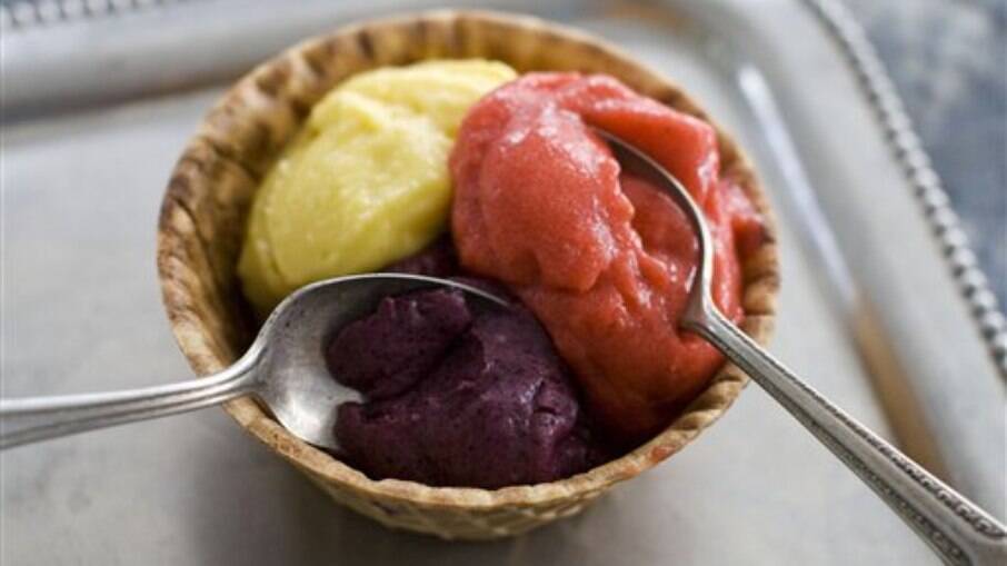 Casquinha com os três sabores de frutas congeladas batidas: como um sorvete, mas com muito menos gordura e açúcar