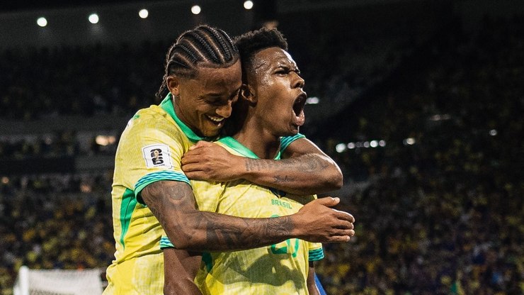 Torcida do Chelsea se empolga com Estêvão após gol pelo Brasil