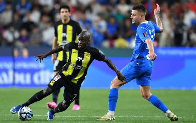 N'Golo Kanté (E) em campo pelo Al-Ittihad no Campeonato Saudita