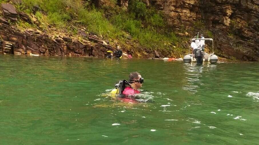 Mergulhadores fazem buscas por desaparecidos em Capitólio (MG)