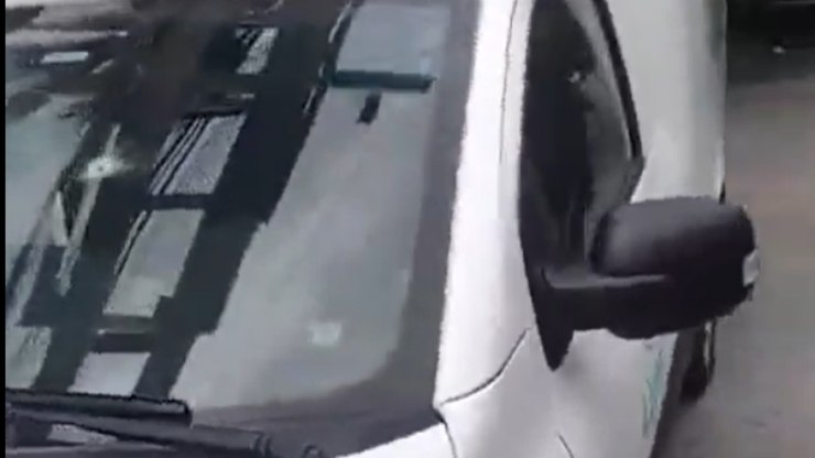 Carro da Light é atingido por tiro e funcionário fica ferido