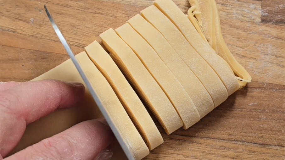 Cortando o taglierini