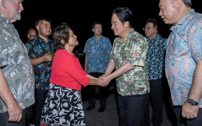 A governadora da ilha americana de Guam, Lou Leon Guerrero, recebe o presidente taiwanês, Lai Ching-te, no aeroporto de Tamuning