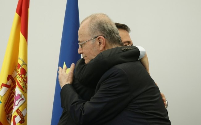 O chanceler espanhol, José Manuel Albares (E), abraça o premiê palestino, Mohamed Mustafa, 26 de maio de 2024 em Bruxelas