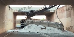 SP: carreta tomba na Rodovia Anhanguera e fica pendurada