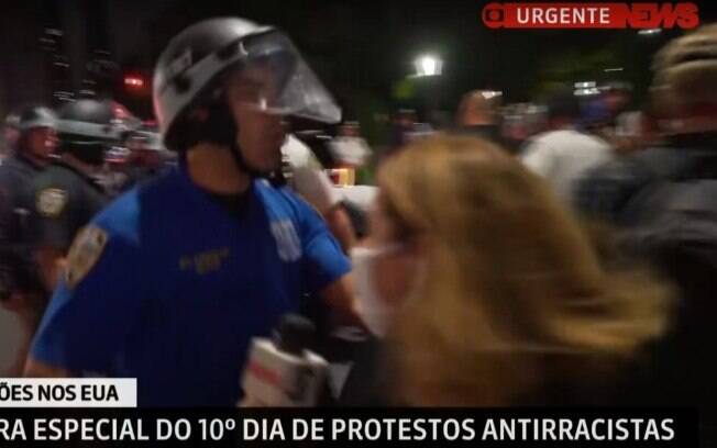 A repórter Carolina Cimenti do empurrada por um policial em meio aos protestos nos EUA A repórter Carolina Cimenti do empurrada por um policial em meio aos protestos nos EUA