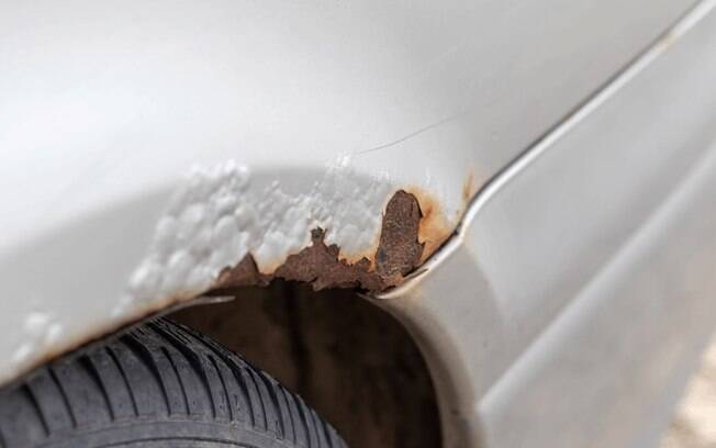 Exemplo de corrosão na lataria do carro, quando o verniz já não protege mais contra oxidação