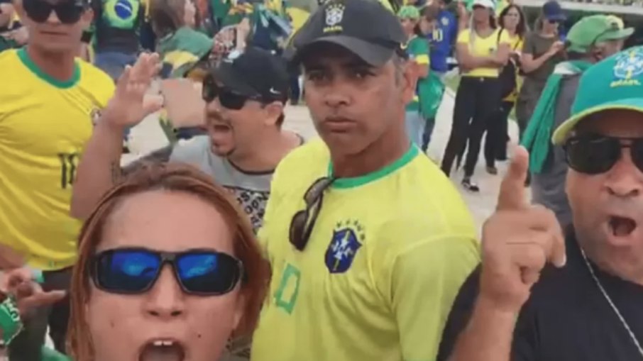Diego Ventura de camiseta da seleção amarela durante invasão dos prédios públicos em Brasília