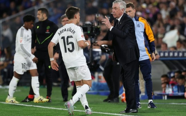 O técnico italiano do Real Madrid, Carlo Ancelotti, orienta o turco Arda Güler durante a partida da LaLiga contra o Getafe no El Coliseu em 23 de abril de 2025. O técnico italiano do Real Madrid, Carlo Ancelotti, orienta o turco Arda Güler durante a partida da LaLiga contra o Getafe no El Coliseu em 23 de abril de 2025.