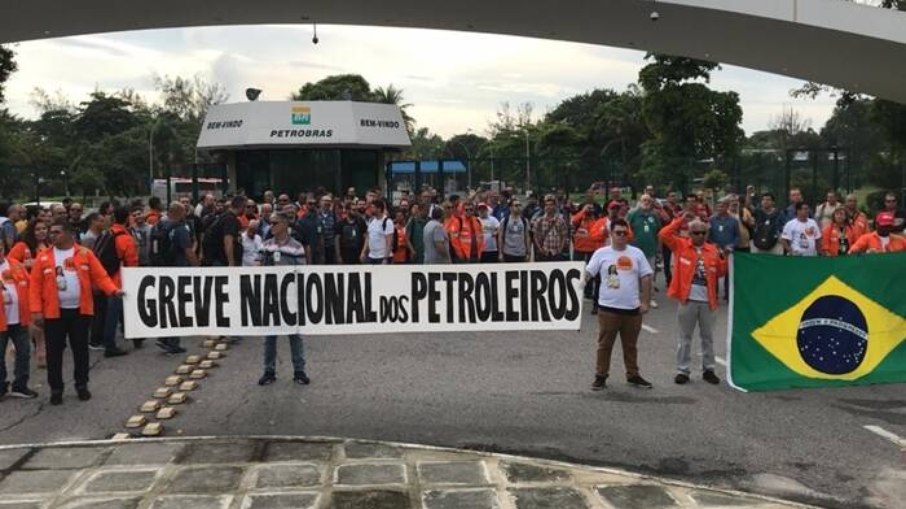 Petroleiros paralisam atividades na próxima sexta (24) e avaliam estado de greve contra privatizações