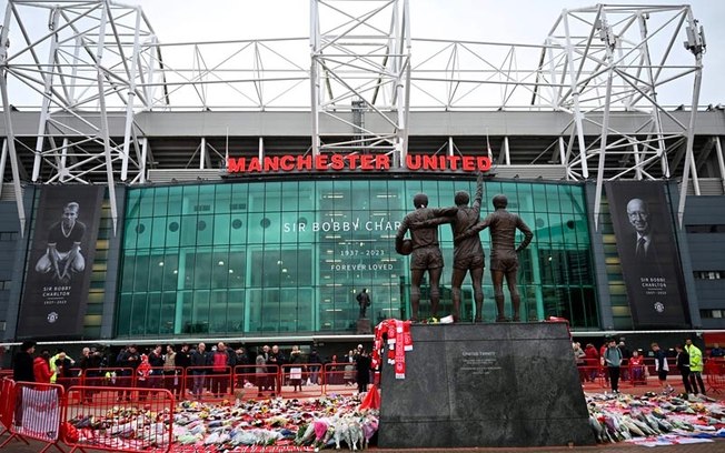 Manchester United presta homenagem a Bobby Charlton antes de jogo na Champions