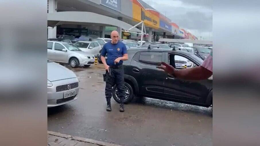  Sargento saca arma durante confusão com vendedor de carros
