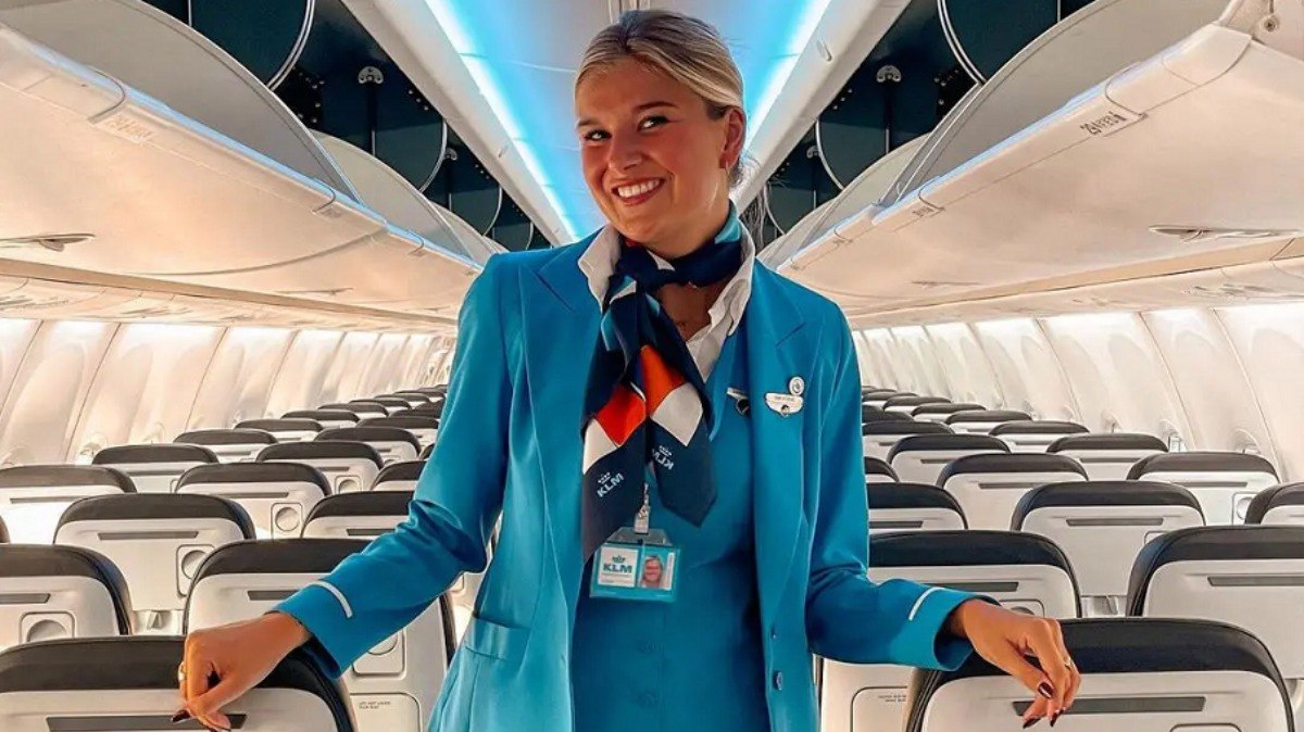 A comissária Esther Sturrus, 22, começou a trabalhar para a companhia aérea britânica TUI em 2019