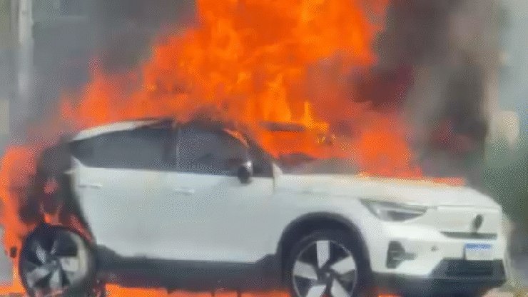 Carro elétrico é destruído por incêndio em bairro de Curitiba