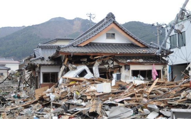 Terremotos no Japão deixam 73 mortos e continuam ao longo da semana
