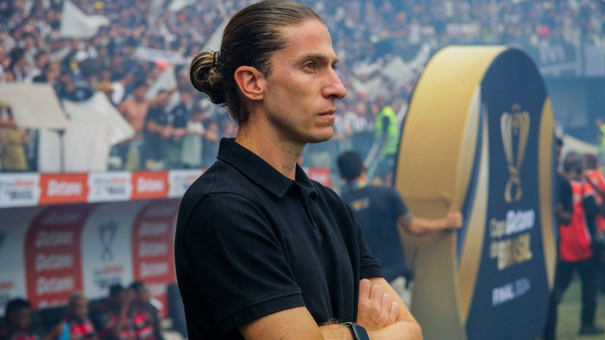 Filipe Luís assumiu o comando do Flamengo após a saída de Tite