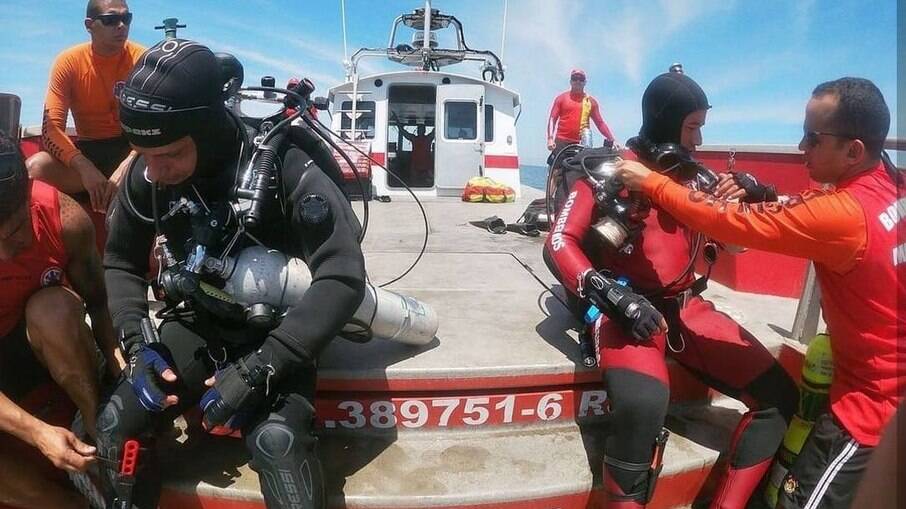 Mergulhadores do Corpo de Bombeiros encontraram o corpo da vítima próximo à embarcação que naufragou 