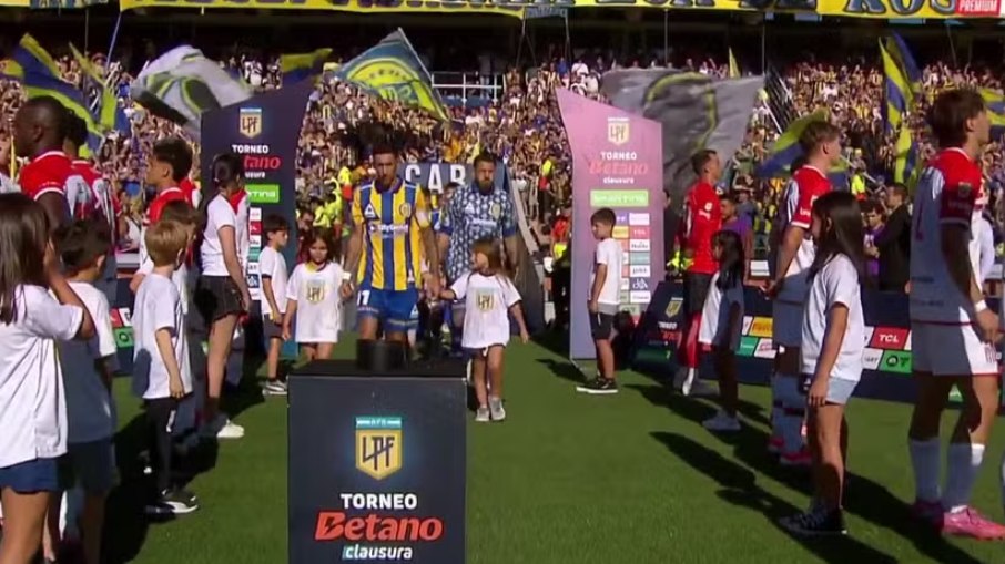Jogadores do Estudiantes recebem time do Rosário Central de costas