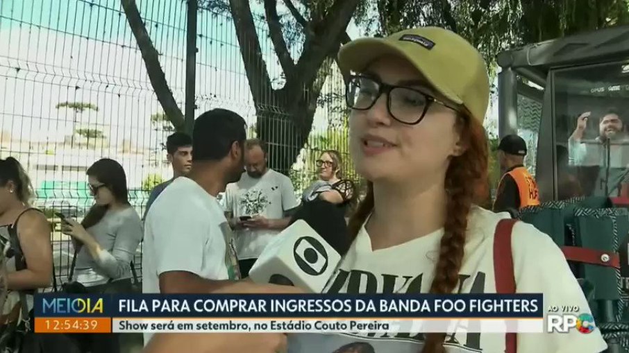 Fã do Foo Fighters deixa repórter sem graça ao comemorar prisão de Bolsonaro