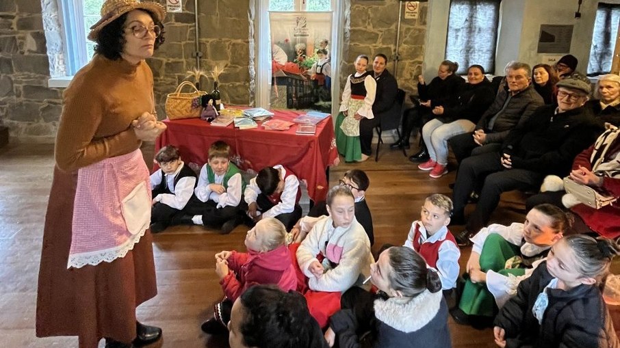 Professora Mirna Madalosso dando aula da Talian - Bento Gonçalves (RS) Professora Mirna Madalosso dando aula da Talian - Bento Gonçalves (RS)