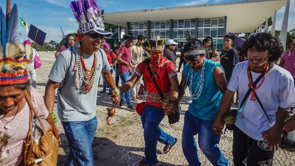 Protesto de indígenas em frente ao Congresso contra o Marco Temporal