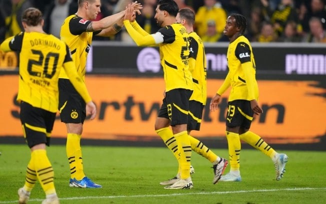 Emre Can (centro, camisa 23) comemora seu gol na vitória do Borussia Dortmund sobre o Heidenheim, pela terceira rodada da Bundesliga em Dortmund, na Alemanha, em 13 de setembro de 2024