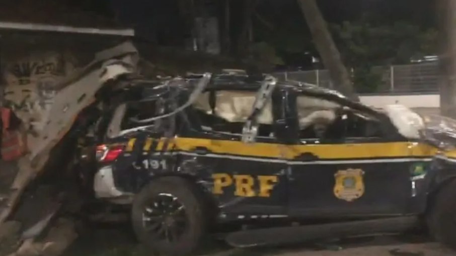 Três agentes da PRF morrem após colisão na Avenida Brasil Três agentes da PRF morrem após colisão na Avenida Brasil