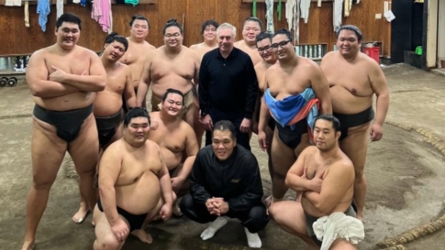 Ancelotti posa com lutadores de sumô no Japão: Ancelotti posa com lutadores de sumô no Japão: