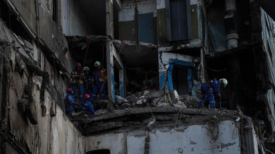 Ataque, supostamente, russo a um prédio residencial na cidade de em Uman, na Ucrânia