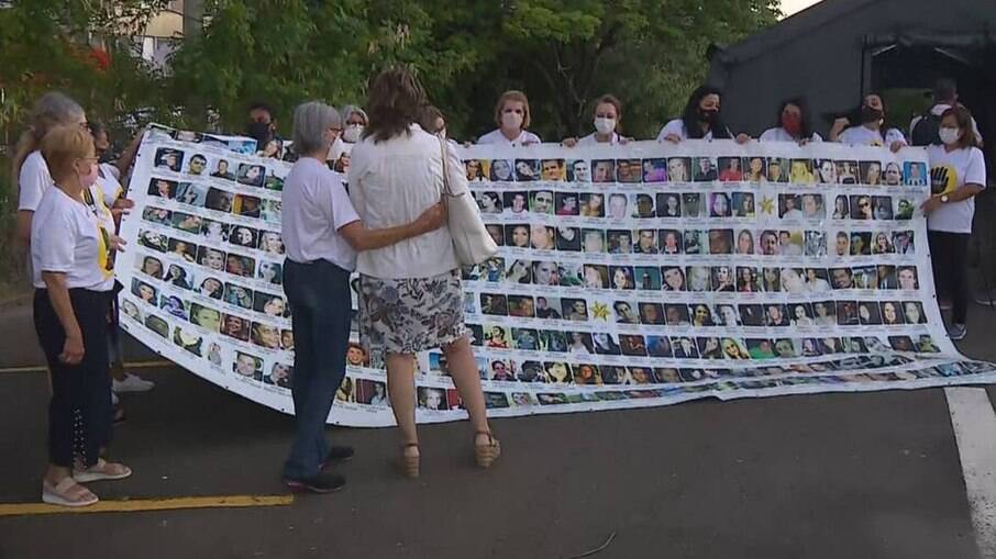 Parentes de vítimas do incêndio da Boate Kiss são recebidos em Porto Alegre em 