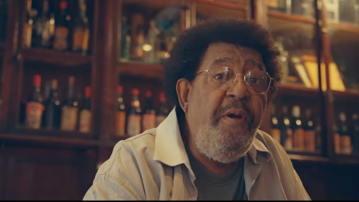 Rubén Rada em cena do videoclipe '11 y 6'
