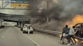 Homem preso em carro pegando fogo é resgatado por motoristas