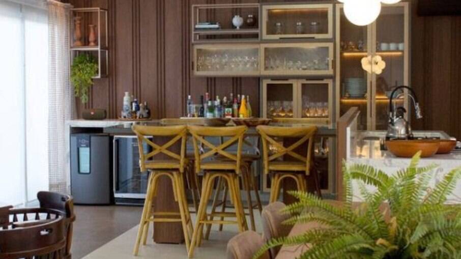 Arquiteto recomenda o uso de móveis sob medida para composição de espaço exclusivo para bebidas