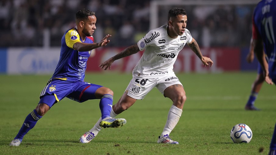 Com Neymar saindo do banco, Santos leva susto, mas avança na Sula