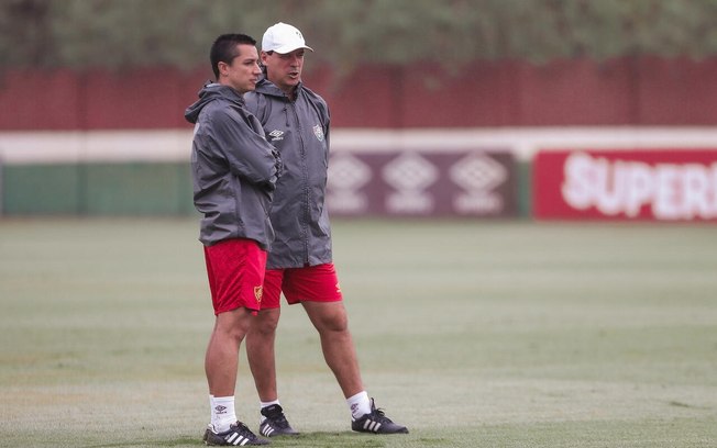 Técnico do Fluminense, Fernando Diniz (dir.) conversa com auxiliar Eduardo Barros no CT Carlos Castilho