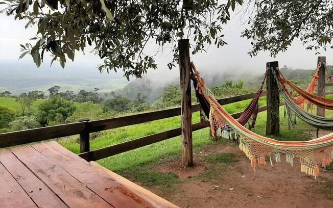 O Rancho da Tirolesa dispõe de refeições típicas e redes para descanso com uma bela vista da região